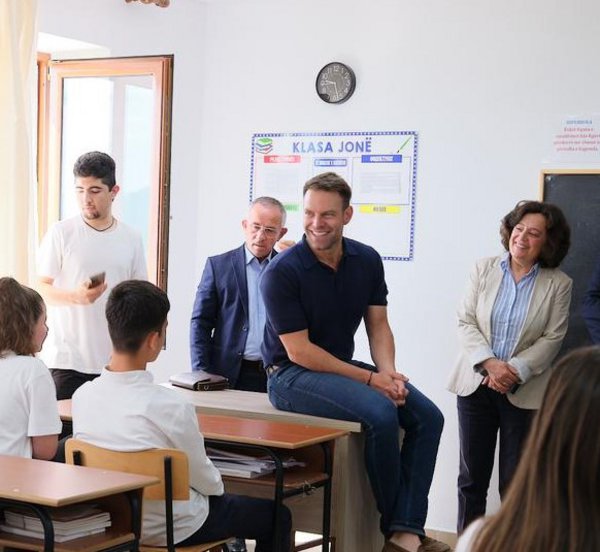 Κασσελάκης σε μαθητές μειονοτικού σχολείου της Αλβανίας: Κρατάτε την καρδιά του ελληνισμού δυνατή 
