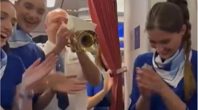 Ολυμπιακός: Γλέντι στην πτήση της επιστροφής – Ο πιλότος, η τρομπέτα και ο ύμνος της ομάδας