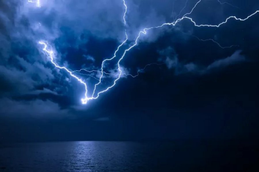 «Αγριεύει» ο καιρός τις επόμενες ώρες - Οι έξι περιοχές όπου θα εκδηλωθούν καταιγίδες