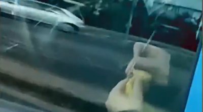 Απίστευτο βίντεο: Γυναίκα οδηγός πλέκει την ώρα της οδήγησης