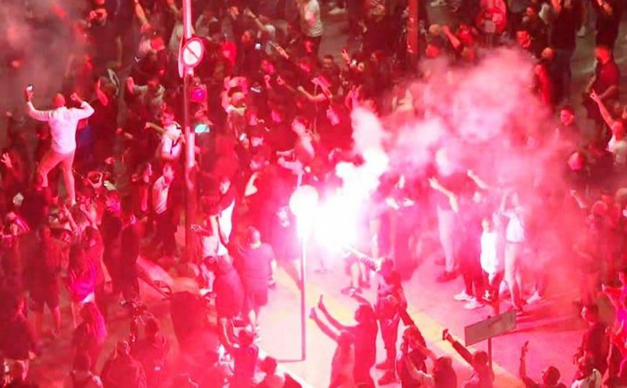 Πανηγυρισμοί στο Πασαλιμάνι για την πρόκριση του Ολυμπιακού στον τελικό του Conference League - Βίντεο