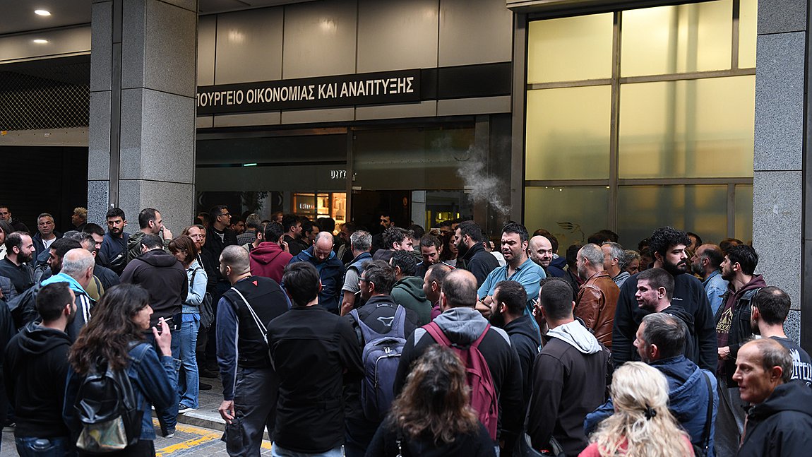 ΠΑΜΕ: Κινητοποίηση και πανό στο Υπουργείο Οικονομικών για τη ΛΑΡΚΟ