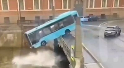 Τραγωδία στη Ρωσία: Λεωφορείο με 20 επιβάτες έπεσε στα νερά ποταμού - ΕΙΚΟΝΕΣ