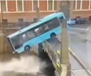 Τραγωδία στη Ρωσία: Λεωφορείο με 20 επιβάτες έπεσε στα νερά ποταμού - ΕΙΚΟΝΕΣ
