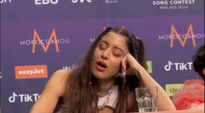 Eurovision: Οι γκριμάτσες και το χασμουρητό της Μαρίνας Σάττι την ώρα που μιλούσε η τραγουδίστρια του Ισραήλ