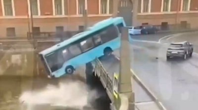 Ρωσία: Τουλάχιστον επτά νεκροί από την πτώση λεωφορείου σε ποταμό της Αγίας Πετρούπολης - Βίντεο