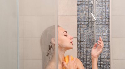 Πρέπει να πλένετε το σώμα σας με τα χέρια ή με σφουγγάρι; Η απάντηση των ειδικών θα σας εκπλήξει
