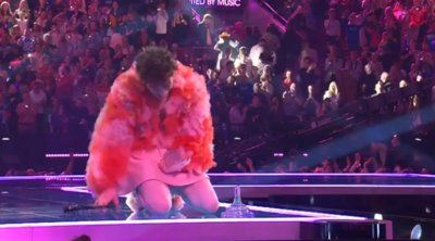 Eurovision 2024: Το Nemo έσπασε το βραβείο επάνω στη σκηνή - ΒΙΝΤΕΟ
