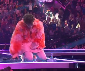 Eurovision 2024: Το Nemo έσπασε το βραβείο επάνω στη σκηνή - ΒΙΝΤΕΟ
