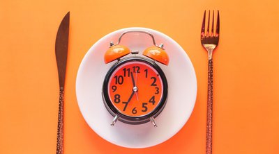 Μήπως η ώρα που τρώτε σας παχαίνει; Πώς ο χρόνος των γευμάτων και του ύπνου αυξάνει το λίπος στην κοιλιά
