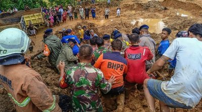 Ινδονησία: Τουλάχιστον 28 νεκροί από ξαφνικές πλημμύρες και κατολισθήσεις στη Σουμάτρα 