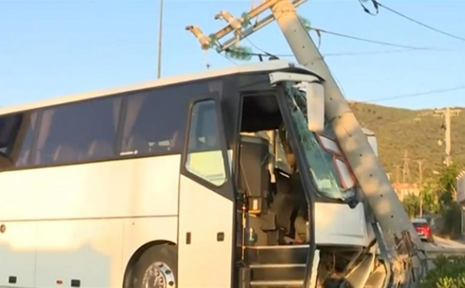 Λεωφορείο έπεσε σε στάση λεωφορείου και κολώνα στη Λεωφόρο Λαυρίου