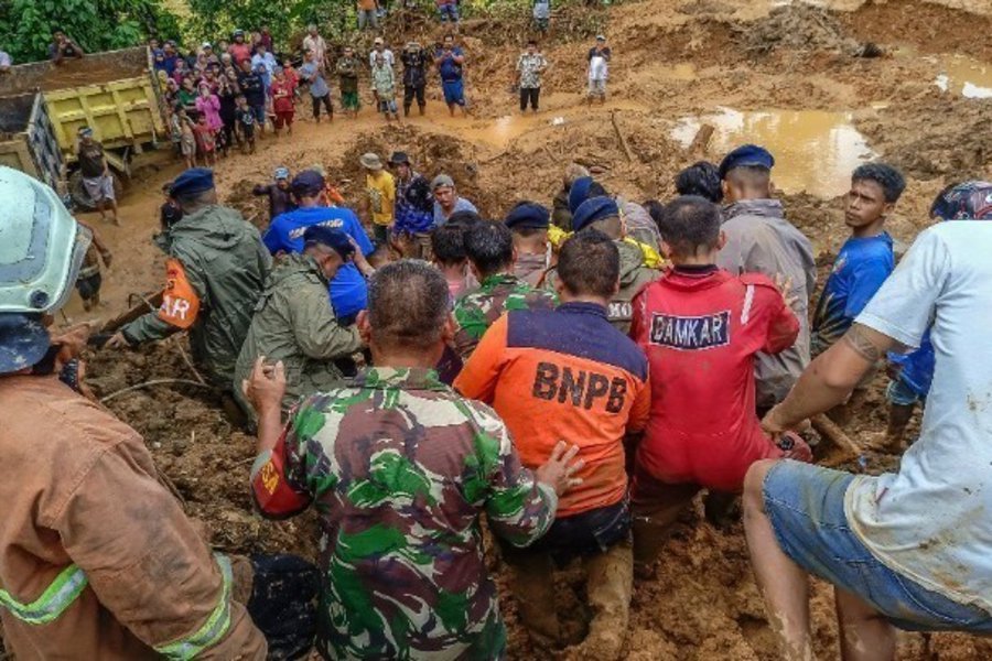 Ινδονησία: Τουλάχιστον 41 νεκροί, 17 αγνοούμενοι από πλημμύρες και κατολισθήσεις - Εικόνες καταστροφής