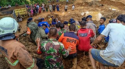 Ινδονησία: Τουλάχιστον 41 νεκροί, 17 αγνοούμενοι από πλημμύρες και κατολισθήσεις - Εικόνες καταστροφής