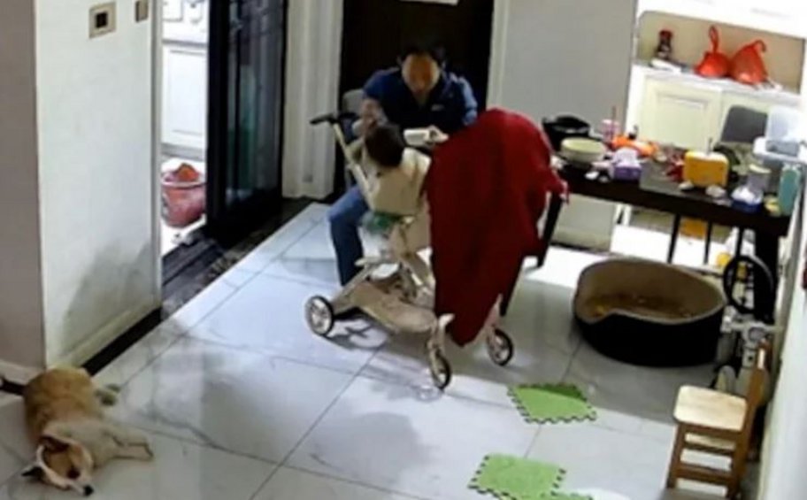 Μπαμπάς πιάνει τη 17 μηνών κόρη του στον αέρα καθώς πέφτει από το καρότσι: Το βίντεο που έγινε viral