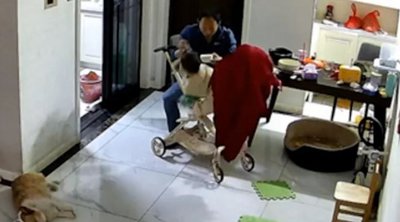 Μπαμπάς πιάνει τη 17 μηνών κόρη του στον αέρα καθώς πέφτει από το καρότσι: Το βίντεο που έγινε viral