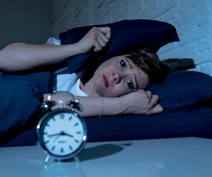 Ξυπνάτε την ίδια ώρα κάθε βράδυ; Τι φταίει και πώς θα το αντιμετωπίσετε