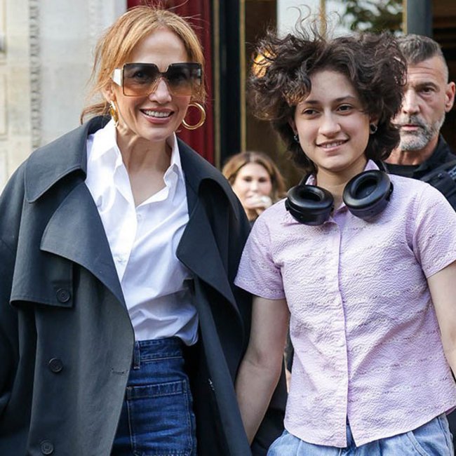 Jennifer Lopez: Στο Παρίσι με το 16χρονο παιδί της Emme