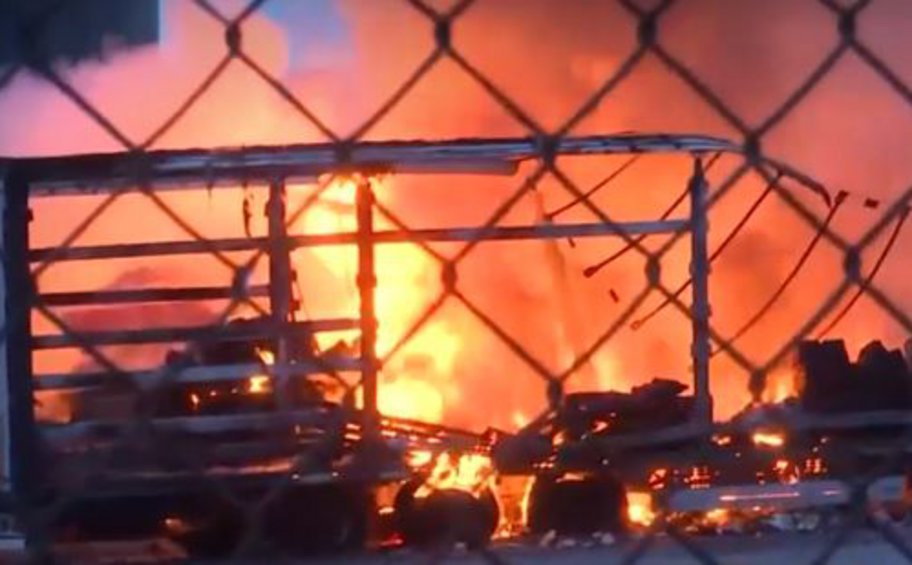 Πυρκαγιά στο λιμάνι της Θεσσαλονίκης - Κάηκαν φορτηγά