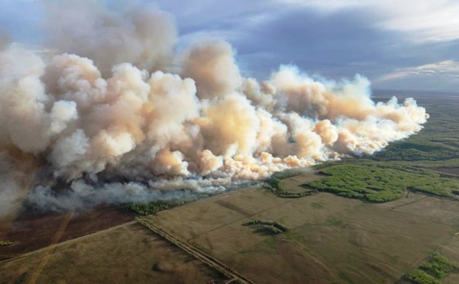 Καναδάς: Η βροχή επιβράδυνε την πορεία της πυρκαγιάς προς την πετρελαιοπαραγωγική πόλη Μακμάρεϊ