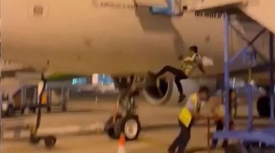 ΒΙΝΤΕΟ: Η στιγμή που υπάλληλος αεροπορικής πέφτει από αεροσκάφος μετά την απομάκρυνση της σκάλας