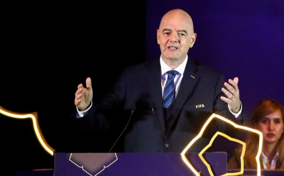 FIFA: Εξετάζει το ενδεχόμενο να επιτρέψει αγώνες πρωταθλήματος στο εξωτερικό