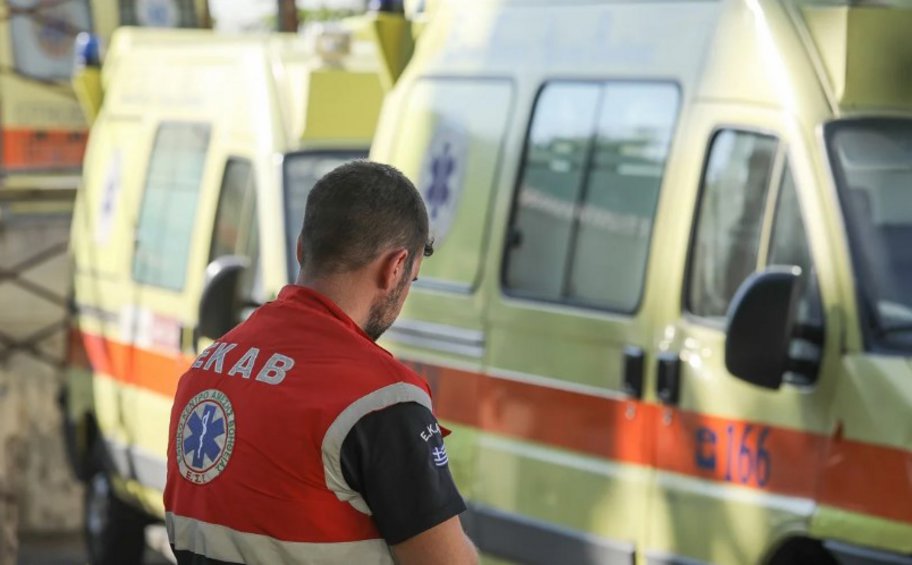 Θεσσαλονίκη: Αυτοκίνητο παρέσυρε και τραυμάτισε διασώστη του ΕΚΑΒ που επιχειρούσε σε τροχαίο 

