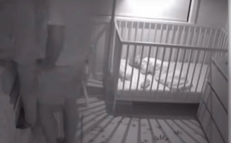 Βίντεο-σοκ: Δέντρο έπεσε σε κούνια μωρού ενώ αυτό κοιμόταν