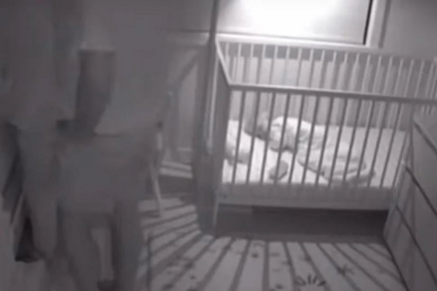 Βίντεο-σοκ: Δέντρο έπεσε σε κούνια μωρού ενώ αυτό κοιμόταν