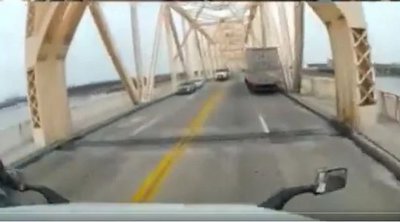 Τρομακτικό βίντεο: Φορτηγό τρακάρει σε γέφυρα και κρέμεται στο κενό