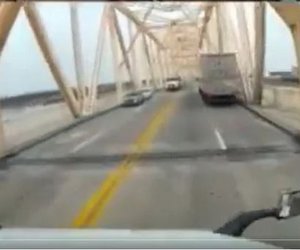 Τρομακτικό βίντεο: Φορτηγό τρακάρει σε γέφυρα και κρέμεται στο κενό