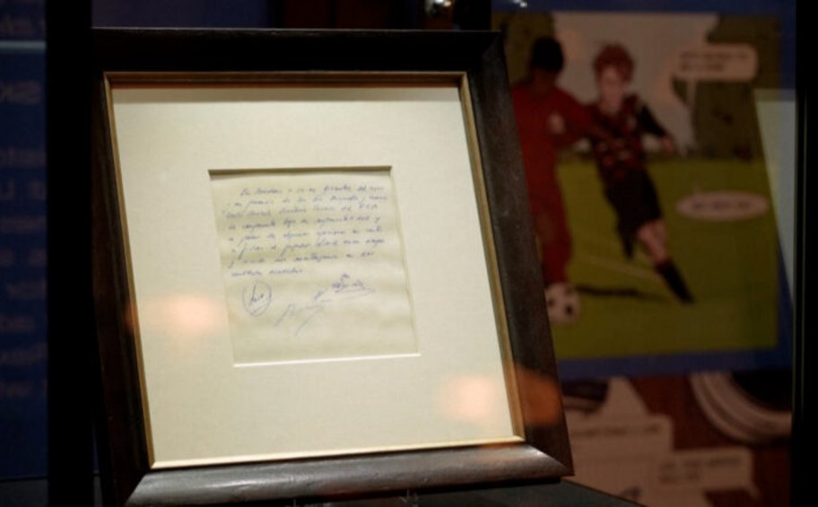 Για 1 εκατ. δολάρια πουλήθηκε η χαρτοπετσέτα με την πρώτη υπογραφή του Μέσι στην Μπαρτσελόνα