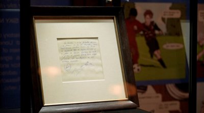 Για 1 εκατ. δολάρια πουλήθηκε η χαρτοπετσέτα με την πρώτη υπογραφή του Μέσι στην Μπαρτσελόνα