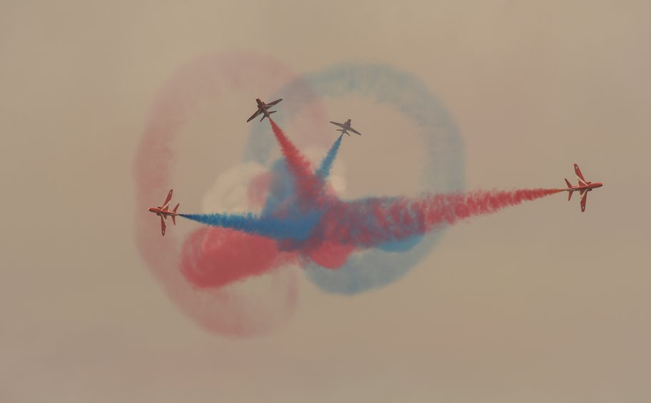 Red Arrows: Εντυπωσιακή η αεροπορική επίδειξη του ακροβατικού σμήνους της RAF στην Αθήνα - Εικόνες