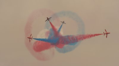 Red Arrows: Εντυπωσιακή η αεροπορική επίδειξη του ακροβατικού σμήνους της RAF στην Αθήνα - Εικόνες