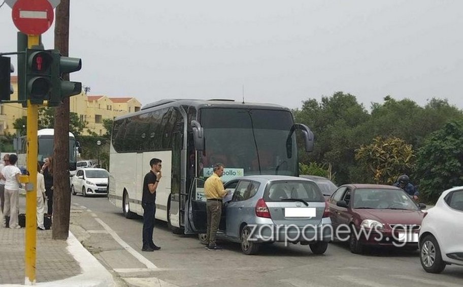Κρήτη: Μετωπική σύγκρουση αυτοκινήτου με τουριστικό λεωφορείο