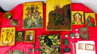 Θεσσαλονίκη: Ζευγάρι αρχαιοκάπηλων έκρυβε εικόνες Αγίων, ιερά αντικείμενα και αρχαία νομίσματα - Εικόνες