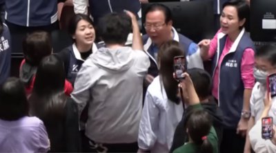 Πεδίο μάχης η βουλή της Ταϊβάν: Βουλευτές πιάστηκαν στα χέρια - ΒΙΝΤΕΟ