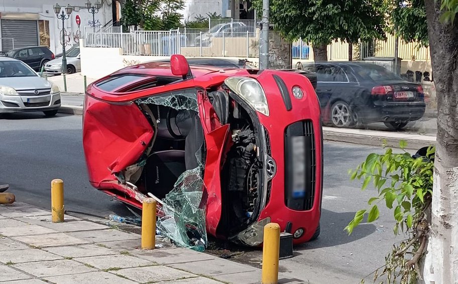 Θεσσαλονίκη: ΙΧ συγκρούστηκε με ταξί – Απεγκλωβίστηκε τραυματισμένος ο οδηγός 
