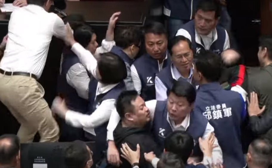 Ταϊβάν: Άγριο ξύλο μεταξύ βουλευτών στο κοινοβούλιο - Βίντεο