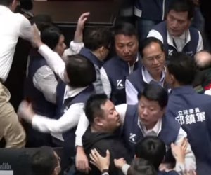 Ταιβάν: Άγριο ξύλο μεταξύ βουλευτών στο κοινοβούλιο- Βίντεο