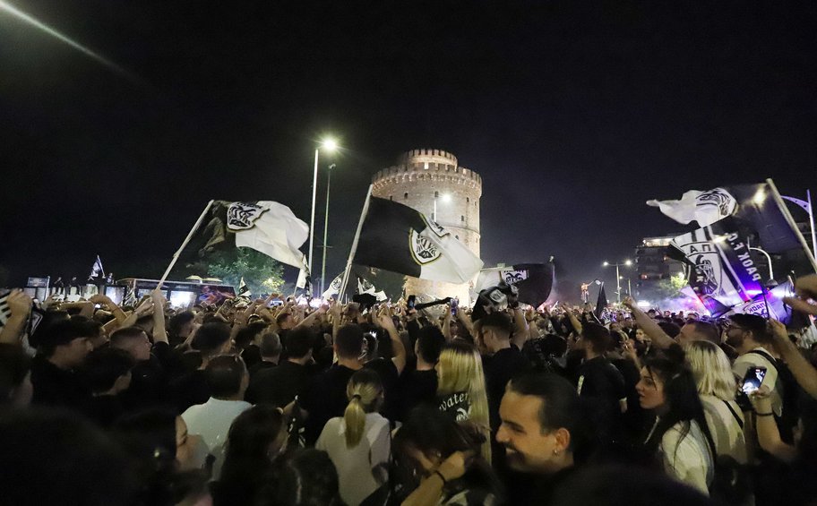Θεσσαλονίκη: Πανηγυρισμοί στην πόλη και στο Λευκό Πύργο από φιλάθλους του ΠΑΟΚ