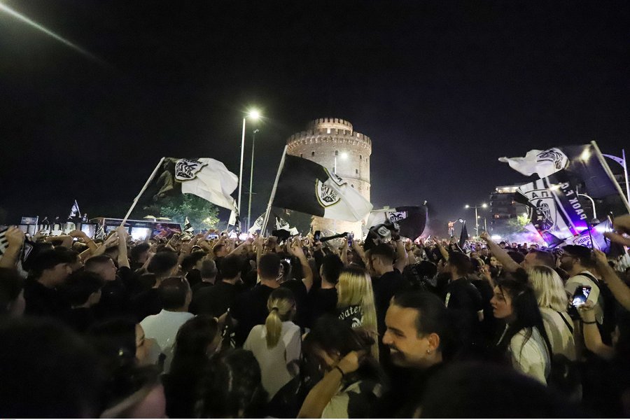 Θεσσαλονίκη: Πανηγυρισμοί στην πόλη και στο Λευκό Πύργο από φιλάθλους του ΠΑΟΚ