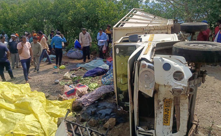 Ινδία: Τουλάχιστον 17 νεκροί από πτώση ημιφορτηγού σε χαράδρα