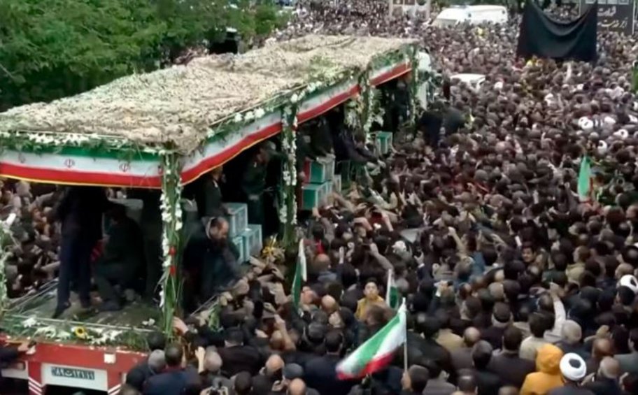 Οι Ιρανοί αποτίουν φόρο τιμής στον πρόεδρο Ραϊσί - Ξεκίνησαν οι τελετές
