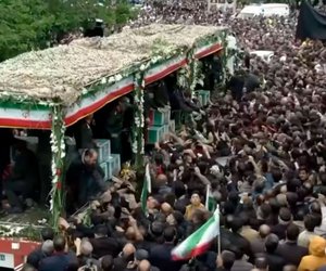 Οι Ιρανοί αποτίουν φόρο τιμής στον πρόεδρο Ραϊσί - Ξεκίνησαν οι τελετές