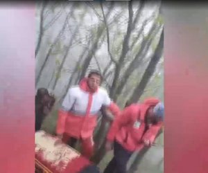 Βίντεο σοκ από τη στιγμή που οι διασώστες βρίσκουν το ελικόπτερο του προέδρου Ραϊσί 