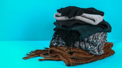 Πώς να αποθηκεύσετε τα χειμωνιάτικα ρούχα – Πρέπει να τα κρεμάτε ή να τα διπλώνετε;
