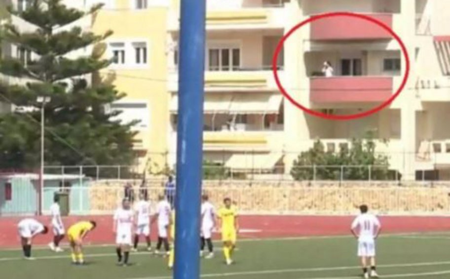 Απόκρουση αμυντικού έστειλε τη μπάλα σε μπαλκόνι σπιτιού στη Χίο - Πώς αντέδρασε η ένοικος - ΒΙΝΤΕΟ