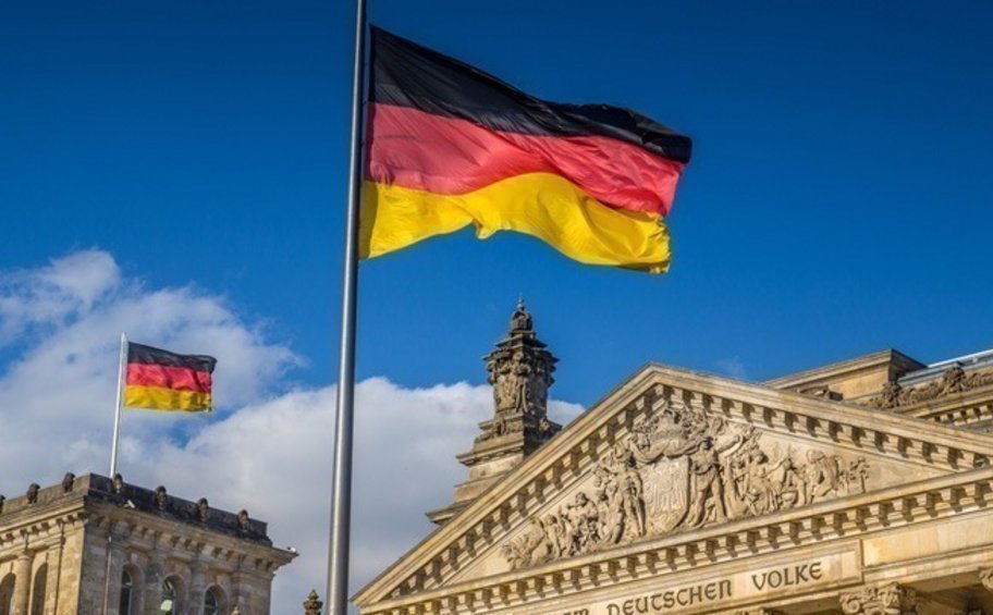 Γερμανία: Η «Ταυτότητα και Δημοκρατία» αποβάλλει την AfD